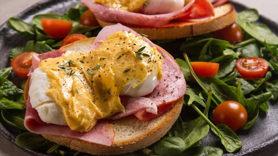 Eggs Benedict από τον Άκη Πετρετζίκη