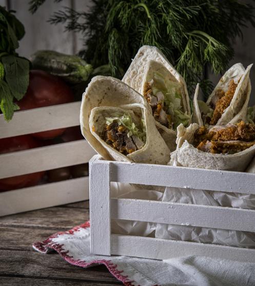 Wraps με τραγανό κοτόπουλο και σάλτσα γιαούρτι λεμόνι