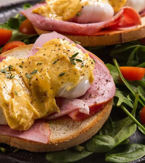 Eggs Benedict από τον Άκη Πετρετζίκη