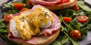 Eggs Benedict από τον Άκη Πετρετζίκη